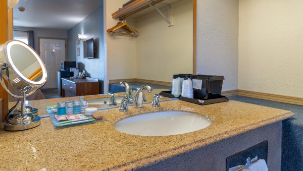 2 Queen Bed Nonsmoking Photo 5