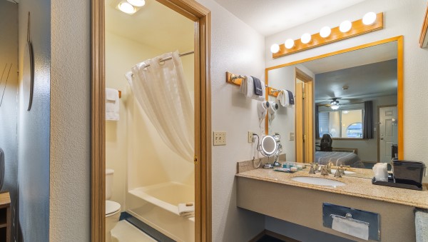 1 King Bed Nonsmoking Photo 5