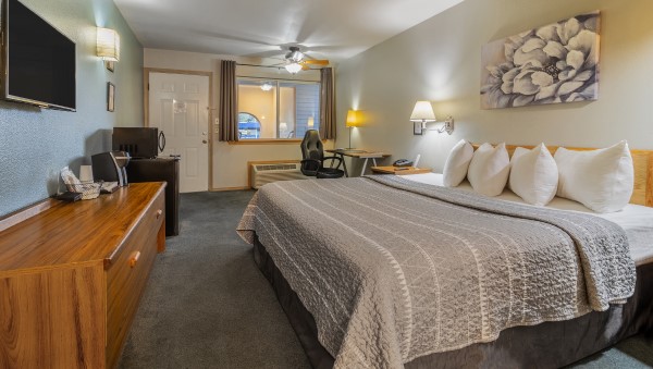 1 King Bed Nonsmoking Photo 3