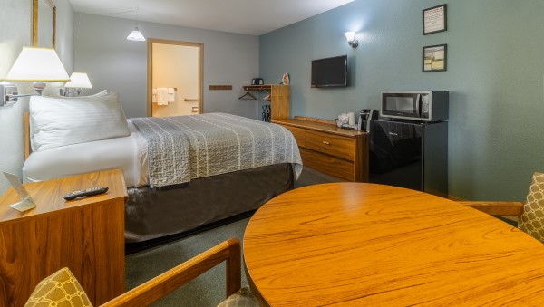 1 King Bed Nonsmoking Photo 4